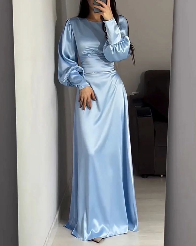 Elegante vestido con puños plisados ajustados