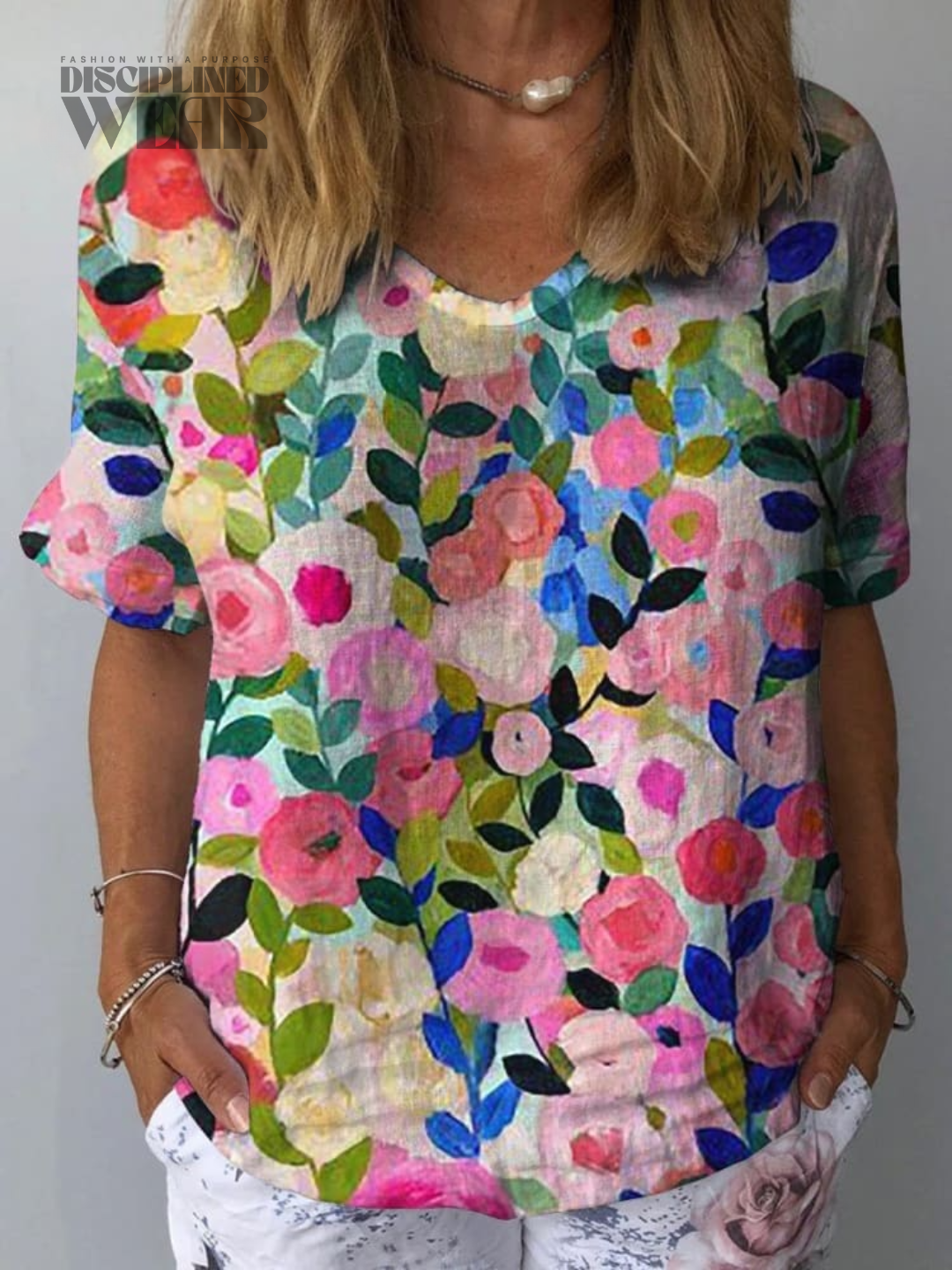 Camisa fluida de mujer con cuello de pico y estampado floral primaveral de colores