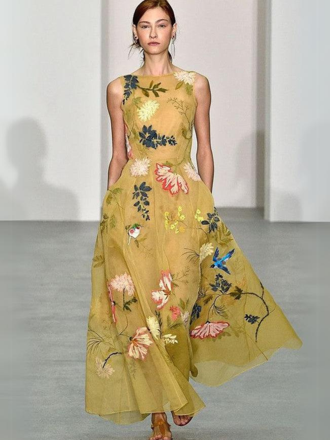 Vestido Maxi Amarillo con Estampado Floral y Cuello Redondo