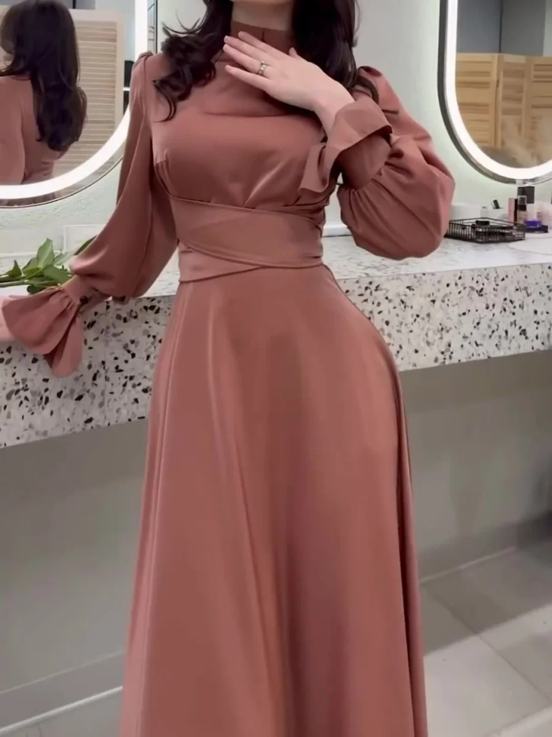 Elegante maxi vestido sencillo con mangas obispo